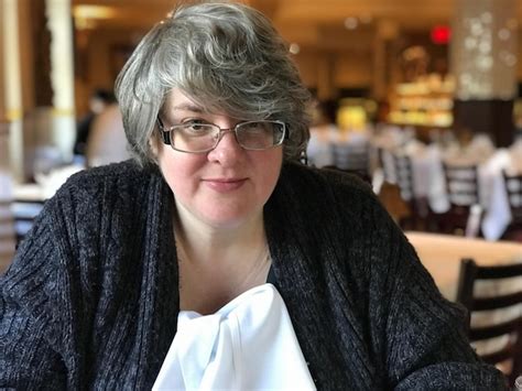 Une Femme Mature En Surpoids Portant Des Lunettes Assise Dans Un Restaurant Photo Premium