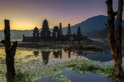 Amanecer En El Templo Del Lago Tamblingan Singaraja Bali Imagen De