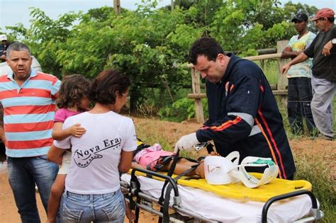 Veículo duas crianças capota em estrada e condutora fica ferida