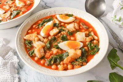 Potaje de chícharos guiso tradicional andaluz para preparar en casa