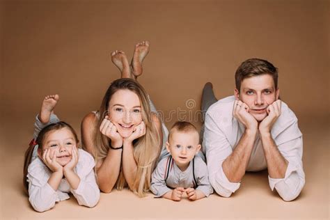 Familia Feliz De Cuatro Personas Tendidas En El Suelo Y Luciendo Lindo