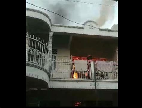 Rumah Mewah Di Tangsel Terbakar Hebat Api Diduga Berasal Dari Lantai