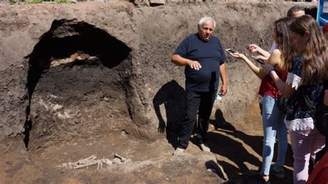 Archaeologists Discover 8 000 Year Old Neolithic Graves In Sofia S Slatina District History