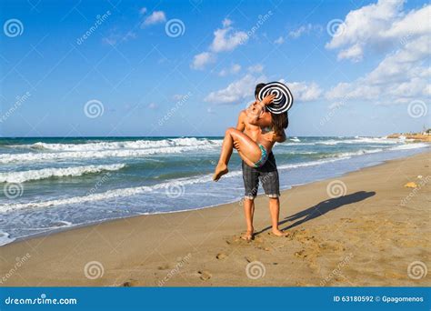 Pares Jovenes Atractivos En Bikini Y Pantalones Cortos En Foto De Archivo Imagen De Oc Ano