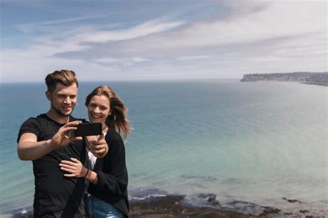 Pareja Joven Haciendo Un Selfie Foto Premium