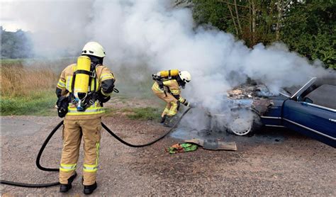 Feuerwehr Hämelerwald löscht brennenden Mercedes Benz Oldtimer