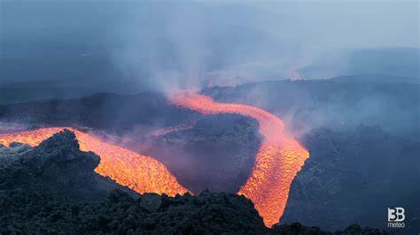 Cronaca Diretta Eruzione Etna Ad Un Passo Dalla Lava Video