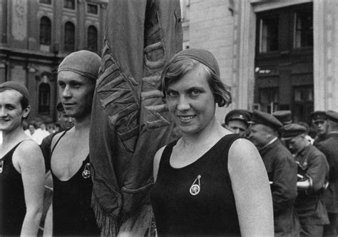 Спорт и физкультура в СССР | Vintage pictures, Retro photo, Propaganda art