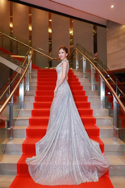 Hoa hậu bikini Kim Yến diện đầm xuyên thấu gợi cảm bên chồng hơn 15 tuổi