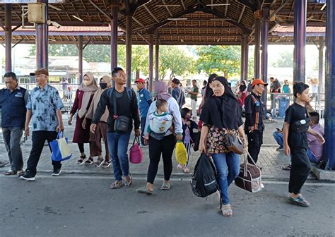 30 Ribu Lebih Masyarakat Padati Terminal Purabaya Dalam Arus Balik