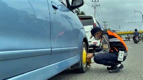 Tujuh Mobil Parkir Sembarangan Di Depan Rsmh Palembang Dikunci Gembok