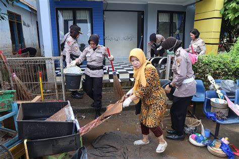 Berikan Trauma Healing Kepada Korban Banjir Polwan Republik Indonesia