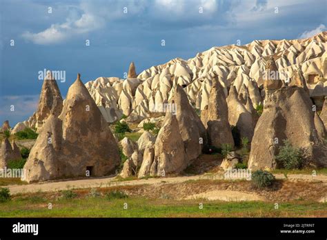 Rocas volcánicas y acantilados de piedra caliza en el valle de