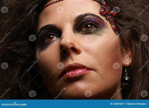 Retrato De Un Brunette Joven En Joyer A Atractiva Imagen De Archivo Imagen De Cara Oscuridad