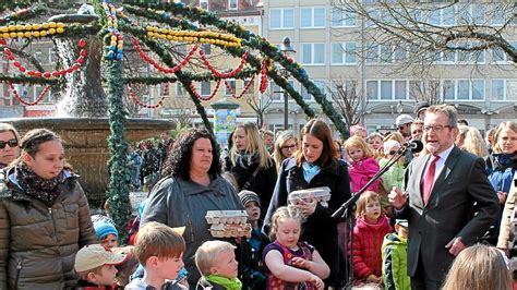 Kinder schmückten den Peiner Osterbrunnen