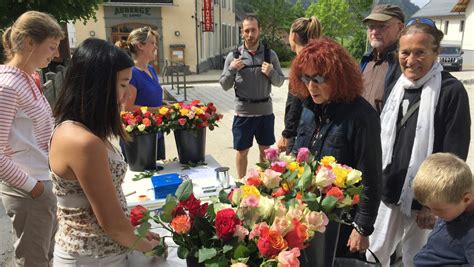 Le Sappey en Chartreuse Des roses pour la Fête des mères sur la place