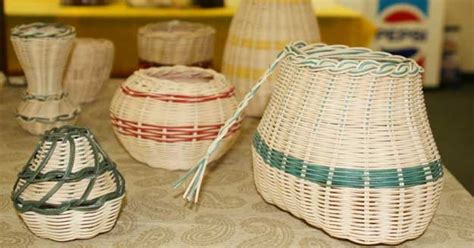 Molino Homemakers Learn Basket Weaving