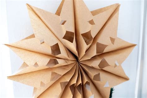 Weihnachtsstern selber basteln aus Kraftpapiertüten Weihnachtsstern