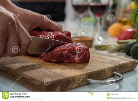 Carne De Vaca Del Corte Del Carnicero En La Cocina Foto De Archivo