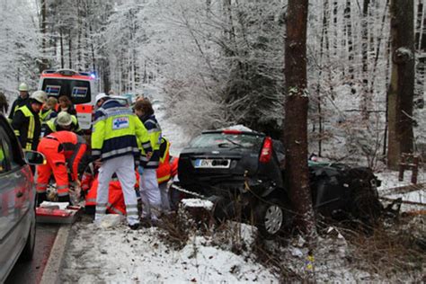 Feldafing 23 Jähriger prallt mit Auto gegen Baum