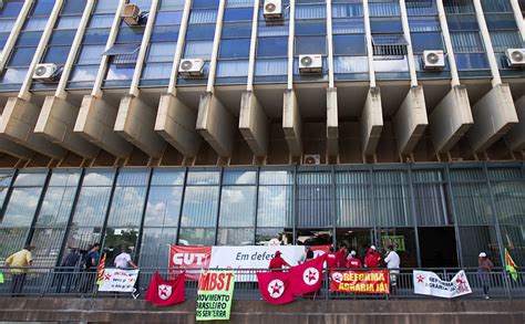 Manifestantes Ocupam Sede Do Incra Em Bras Lia Pol Tica