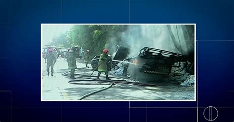 G Batida Entre Caminh O E Carro Deixa Dois Carbonizados Na Br