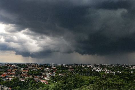 INMET emite alerta de tempestade para Curitiba e diversas regiões do