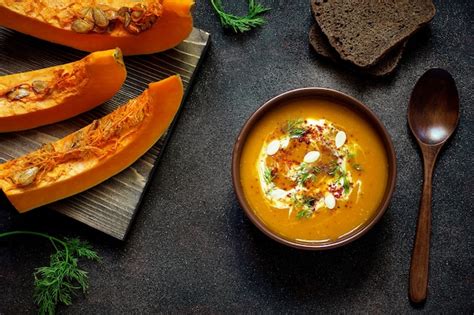 Sopa De Calabaza Y Zanahoria Asada Con Crema Semillas Y Verde Fresco