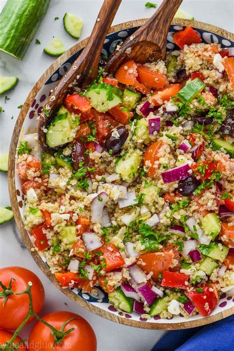 This Greek Quinoa Salad makes such a delicious lunch or light dinner ...