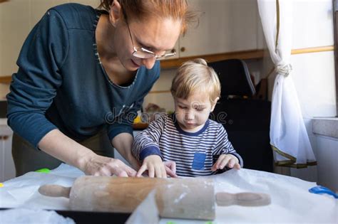 Maman Et Son Fils Font Des Biscuits Dans La Cuisine Image Stock Image