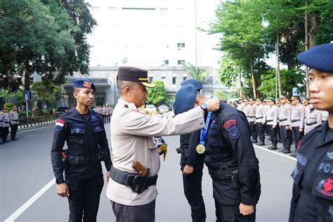 Polda Metro Jaya Berikan Penghargaan Kepada Personel Satbrimob Yang