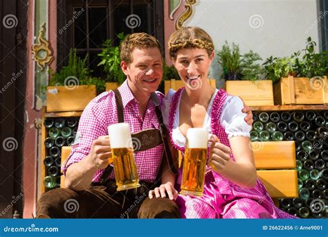 Pares Felizes Na Cerveja Bebendo Do Jardim Da Cerveja Foto De Stock