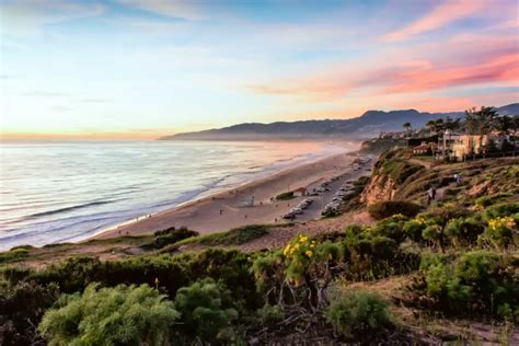 9 Famous Celebrities Who Live in Malibu, California – Suggested By Locals