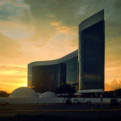 Oscar Niemeyer e a arquitetura contemporânea no Brasil