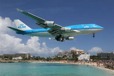 Het Vliegtuig Dat Van KLM Boeing 747 400 St Martin Luchthaven Landt