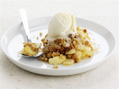 Apfel Crumble Mit Vanilleeis Rezept Eat Smarter