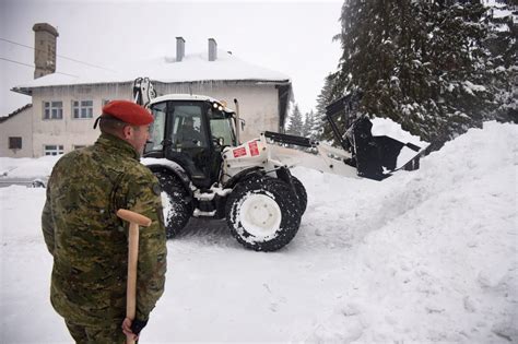 Snijeg zatrpao Liku i Gorski kotar u pomoć priskočila i vojska tportal