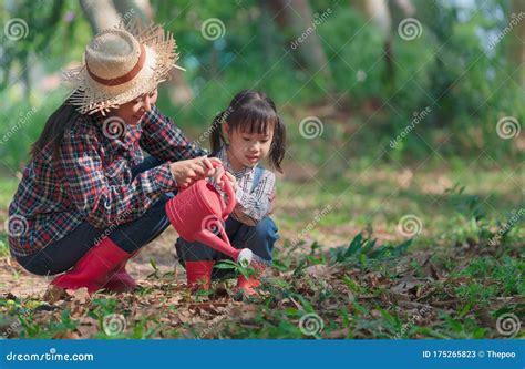 Garotinha Asi Tica M E Plantando E Regando Rvore Na Natureza