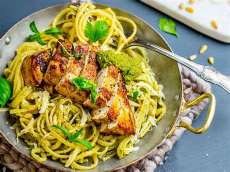 Pasta Med Saftig Kylling Og Hjemmelaget Pesto Oppskrift Meny No