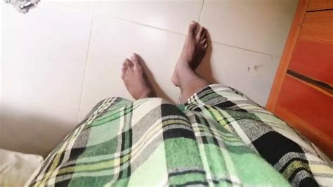 Zeigt seinen nackten Körper und seinen schönen Schwanz im Auto Outdoor Sex xxx Jungs heißer