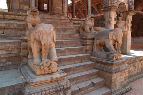 Antiguas Estatuas Budistas En Bhaktapur Square Katmand Nepal Foto