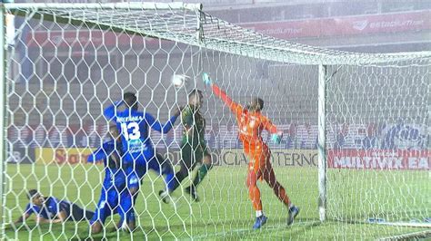 V Deo Goleiro Marcos Faz Tima Defesa Em Dois Tempos Aos Minutos