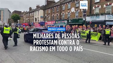 Milhares de pessoas protestam contra o racismo no Reino Unido após os