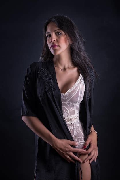 Sexy Jolie Femme Brune Qui Pose En Lingerie à La Mode En Studio Photo Premium