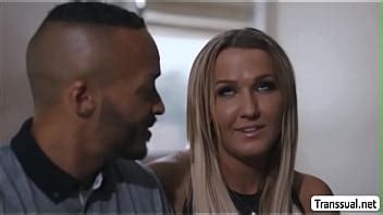 A TS Kayleigh le encanta chupar la polla negra de los tíos XVIDEOS