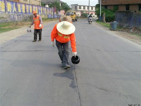 路面灌缝胶是预防性养护材料