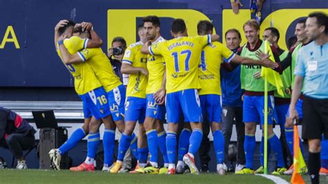 El Susto Del Cádiz Cf Por El Aterrizaje De Emergencia De Su Avión En Sevilla Pensábamos Que