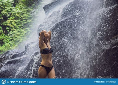 Viajero De La Mujer En Un Fondo De La Cascada Concepto Del Turismo Ecol