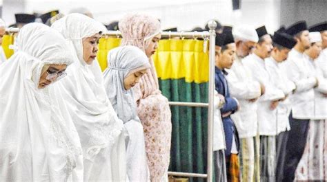 Gubernur Khofifah Ikuti Sholat Tarawih Pertama Ramadhan H Di