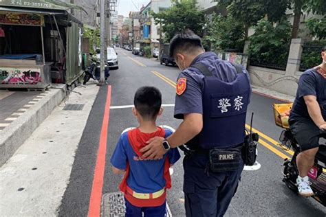 7歲小超人貪玩迷途 平鎮警協助返家 暖心 大紀元